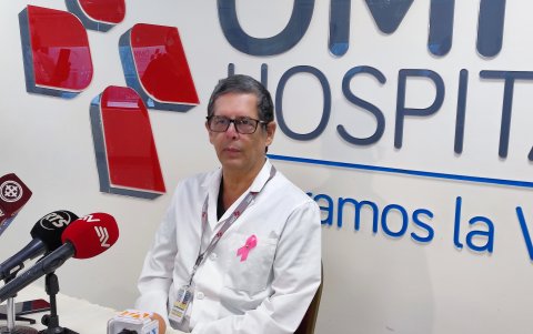 El doctor Mario Vargas, director médico del Omni Hospital, quien atiende al piloto Cristian Armendáriz.