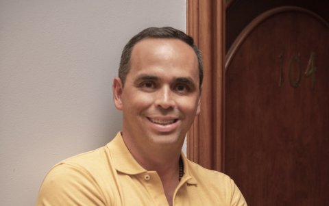 Se confiesa decepcionado de los políticos y de los partidos políticos.