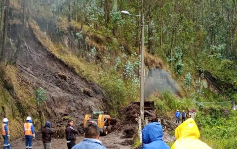 Derrumbe. Ocurrió en la vía a Nono y fue cerrada durante la mañana. En el transcurso del día pudo habilitarse.