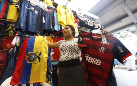 En el centro de Guayaquil se venden las camisetas de los finalistas y la verdeamarela