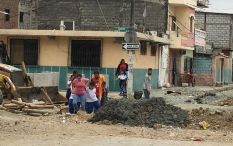Padres de familia deben hacer malabares con sus hijos para cruzar por este sector.