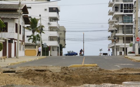 Contraste. Desde hace ya nueve meses, este es el panorama en el sector: una calle pavimentada que cruza con la arteria repleta de enormes agujeros