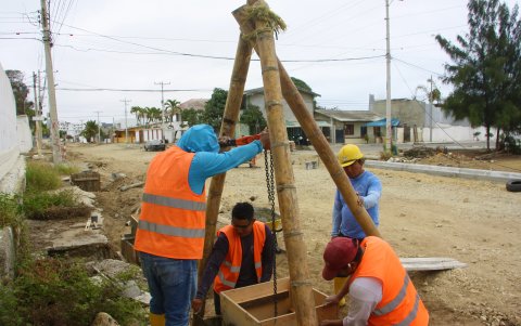 Ahora están haciendo los trabajos, pero así ha pasado antes y los suspenden de un momento a otro, se quejó la comunidad.
