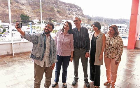 En la imagen, Alfredo Ramírez, docente que llegó en representación de la Universidad Casa Grande; María Fernanda Compte, decana de la Universidad Católica; Florencio Compte, miembro de la Comisión Técnica del concurso, ; Natalie Wong, decana de la Universidad de Especialidades Espíritu Santo; y María Elena Pin, decana de la Universidad de Guayaquil,