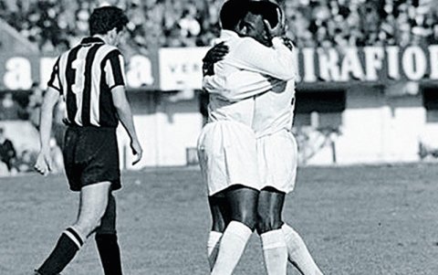 Pelé fue protagonista en la final de desempate. Marcó dos goles.