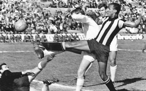 Alberto Spencer luchando en el área chica para anotar un gol.