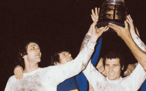 Boca Juniors levantó al cielo su primer trofeo internacional en 1977.