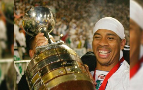 Valentierra sujeta una dañada copa en los festejos de Once Caldas en 2004.