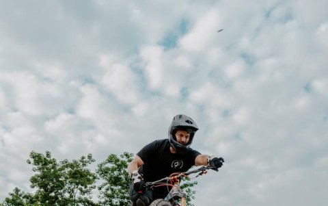 Con una bicicleta se pueden alcanzar velocidades hasta los 20 o 30 kilómetros por hora