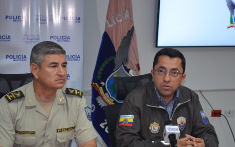 El coronel Fabary Montalvo,  comandante subrogante de la Zona 8; junto con el teniente coronel Carlos Rosero, jefe de la Policía Judicial.