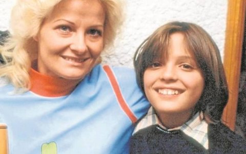 Con su madre, Marcela.