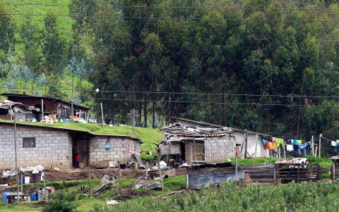 Vista de unas viviendas las afueras de Quito (Ecuador), en una fotografía de archivo.