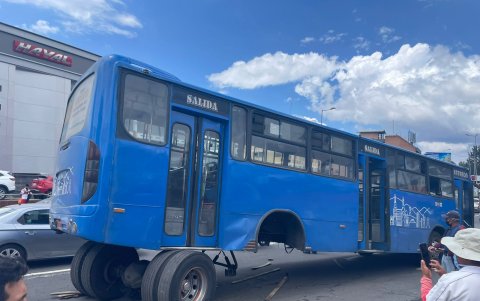 Susto. Los ocupantes bajaron despavoridos pero con cautela ante la inclinación en que quedó el pesado transporte.