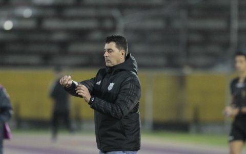 El español Ismael Rescalvo tiene un año más de contrato con Emelec.