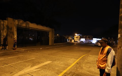 Ferroviaria. El interior y sus alrededores se encuentran poco iluminados. Afuera hay ‘cuidacarros’ que intentan dar seguridad a la zona.