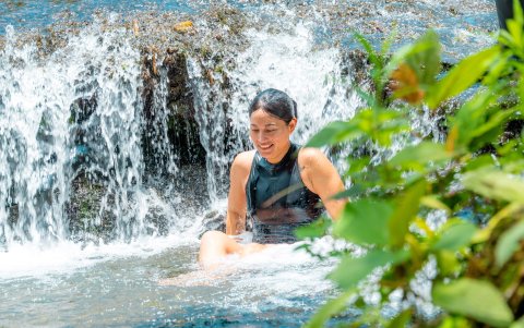 Ríos. Una cascada que se forma por el desbordamiento de uno de los afluentes que baja de la cordillera. El agua cristalina invita a los visitantes a bañarse en la Bramona.