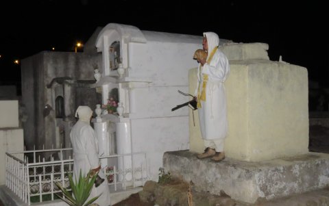 Ritual. El animero también llega al Cementerio Municipal, donde cumple un ritual más.