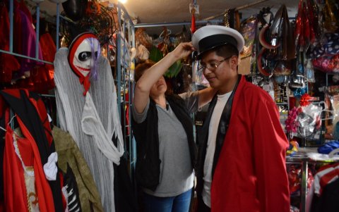 Actividad. Los jóvenes buscan desde ya a quién personificar para las festividades de Halloween.