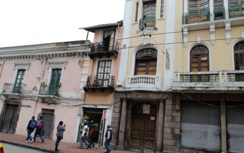 Angosta. Con dos pisos y dos balcones está en la calle Guayaquil y Oriente. Solo su entrada es angosta. Dentro tiene un patio grande y, cuando era rentera, alojó hasta 27 personas.