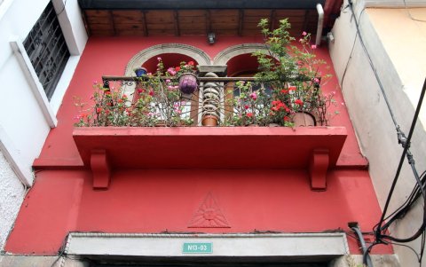 Moderna. Es una edificación más moderna y amplia en su interior.