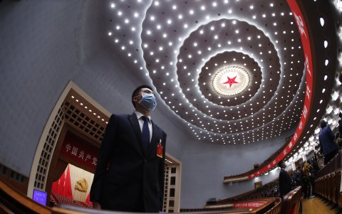 Ceremonia. Un oficial de seguridad hace guardia durante la ceremonia de clausura del XX Congreso Nacional del Partido Comunista de China (PCCh).