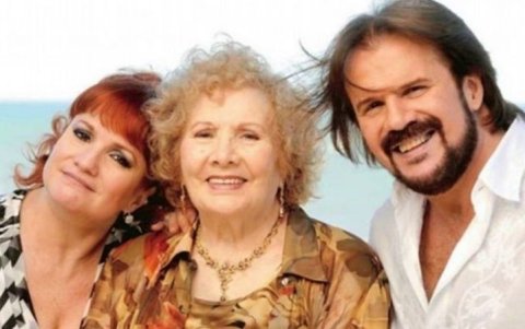 Con su madre, María Engracia.