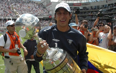 El portero Cevallos dando la vuelta olímpica en el estadio de Casa Blanca.