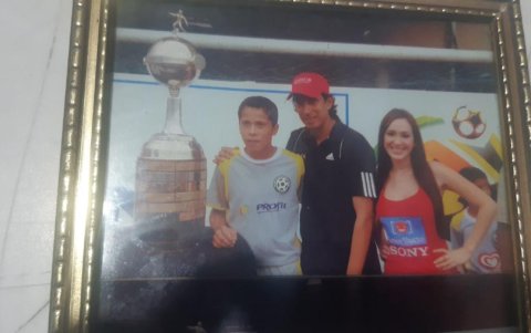 El hincha Luis Lirio cuando tuvo la oportunidad de ver de cerca la copa.