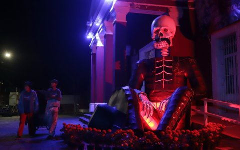 El Charro Negro se ubica en la entrada del Panteón Municipal.