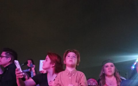 Gael Flor, de seis años, y su mamá Gabriela Alcívar. El pequeño cantó toda la noche y con más ímpetu la de Amor pasajero, su favorita.
