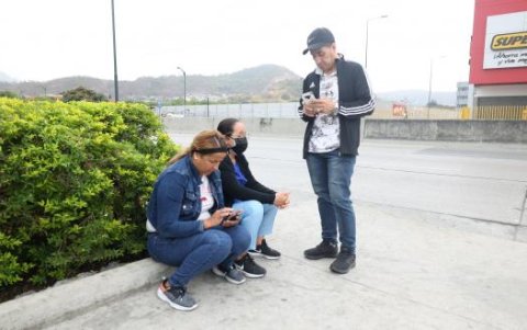 Los familiares de los jóvenes fallecidos llegaron a la morgue para retirar sus cuerpos.