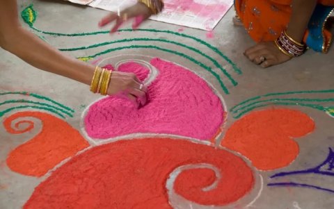 El rangoli reduce la energía negativa y aumenta la positiva en aquellos sitios donde se lo ubica.