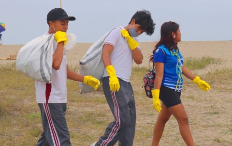 Los estudiantes de La Moderna depositaron en sacos los desperdicios que recogieron en la playa de Chanduy.