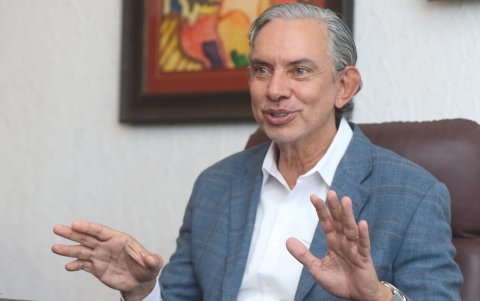 Pileggi respetará los contratos de jugadores, pero asegura que negociará la salida de Rescalvo.