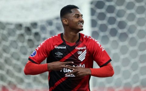 Con $8 millones, el lateral Abner Vinícius es el jugador más valioso del Athletico Paranaense.