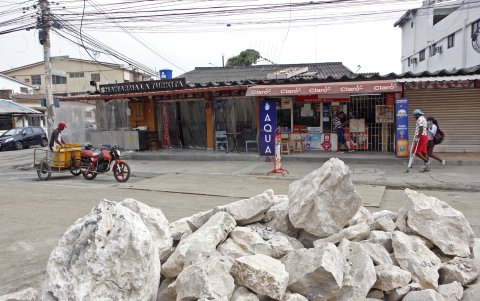 Las piedras estaban en mitad de la calle y los locales vacíos