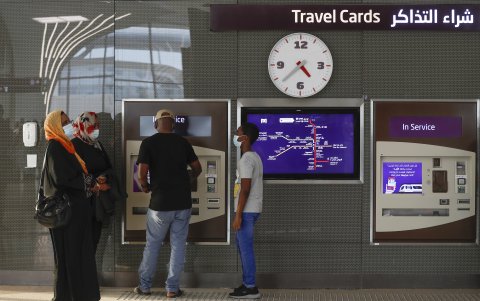 En la imagen, tomada el 09/09/2022, viajeros en uno de los dispensadores del metro. metros.