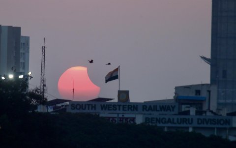 Una vista general que muestra el eclipse solar parcial o Surya Grahan se ve en Bangalore, India.