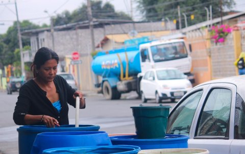 Problema. En Durán aún se abastecen de agua con la ayuda de tanqueros.