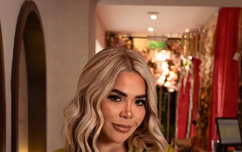 Es tan complaciente con su pareja que inclusive le consiguió otra mujer para cumplir con su fantasía.