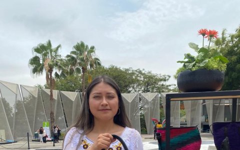 Tania Chicaiza junto a su proyecto ‘Has’ que significa hacemos arte sostenible.