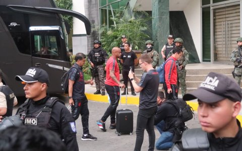 El equipo ingresando al Sheraton.