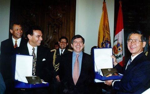 Jamil Mahuad (i) y Alberto Fujimori en la firma de los Acuerdos de Brasilia, en 1998.