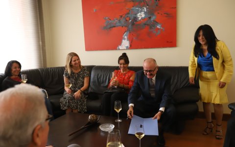 Acto. La comitiva de la Junta Cívica de Guayaquil entregó el reconocimiento.