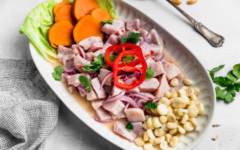 Ceviche peruano con leche de tigre.