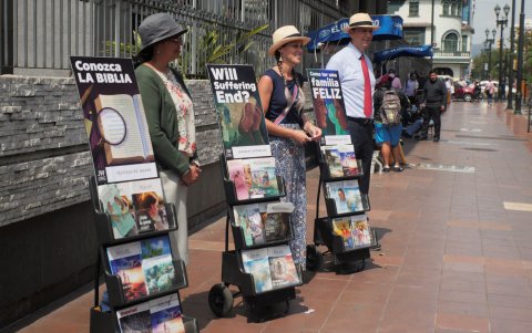 Atención.- Los testigos de Jehová en exhibidores portátiles en Guayaquil.