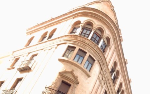 Recorre bares y lugares donde pueda disfrutar de buena música.