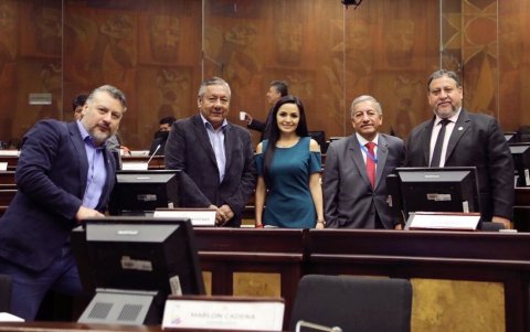 Marlon Cadena (i) y Yeseña Guamaní (c) fueron considerados disidentes de la Izquierda Democrática.