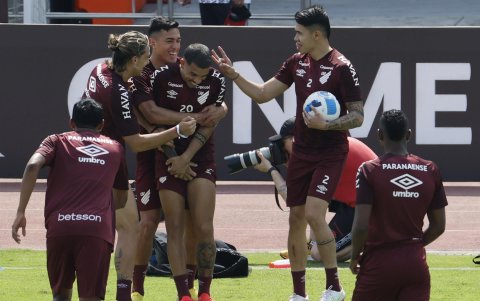 Jugadores de Paranaense bromean en un entrenamiento hoy, en Guayaquil (Ecuador).