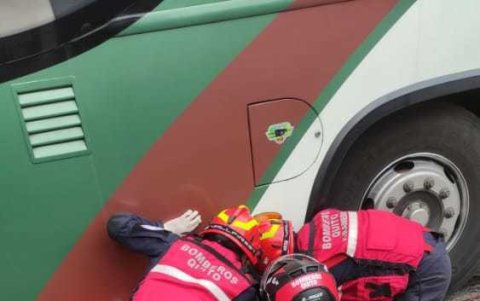 Rescate. El Cuerpo de Bomberos realiza la extracción de una mujer que quedó atrapada entre los neumáticos.